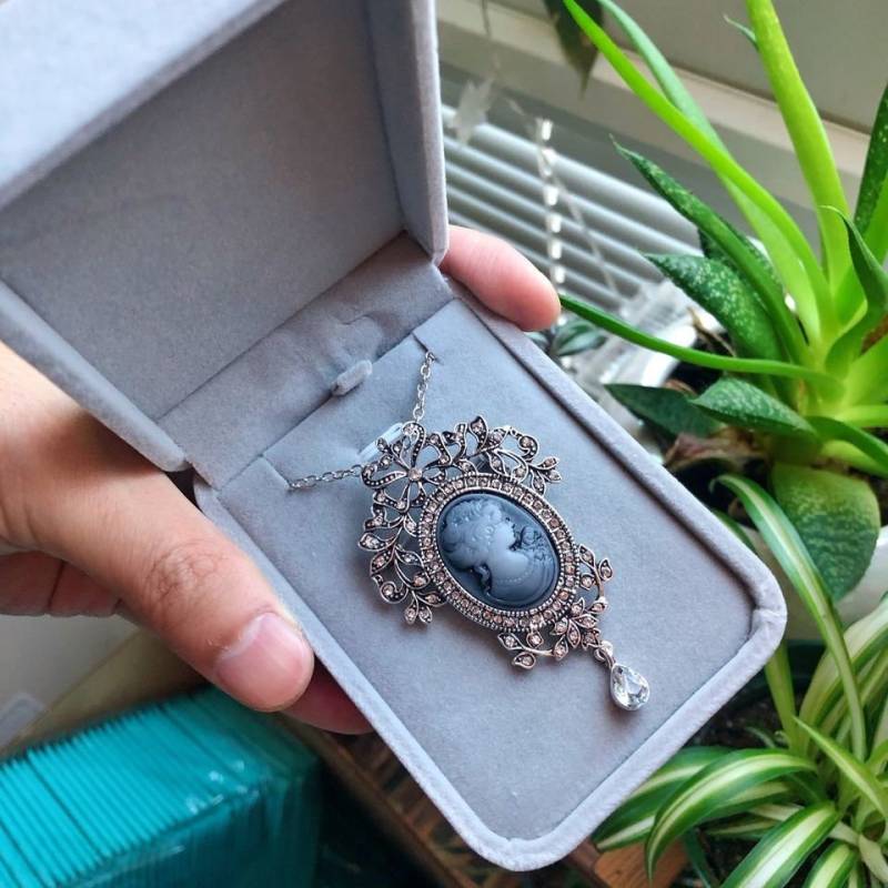 Cameo-Halskette Und Brosche, 22-Zoll-Kette, Relief-Skulptur-Halskette, Mit Schmuckschatulle Aus Samt von MollySimplicity