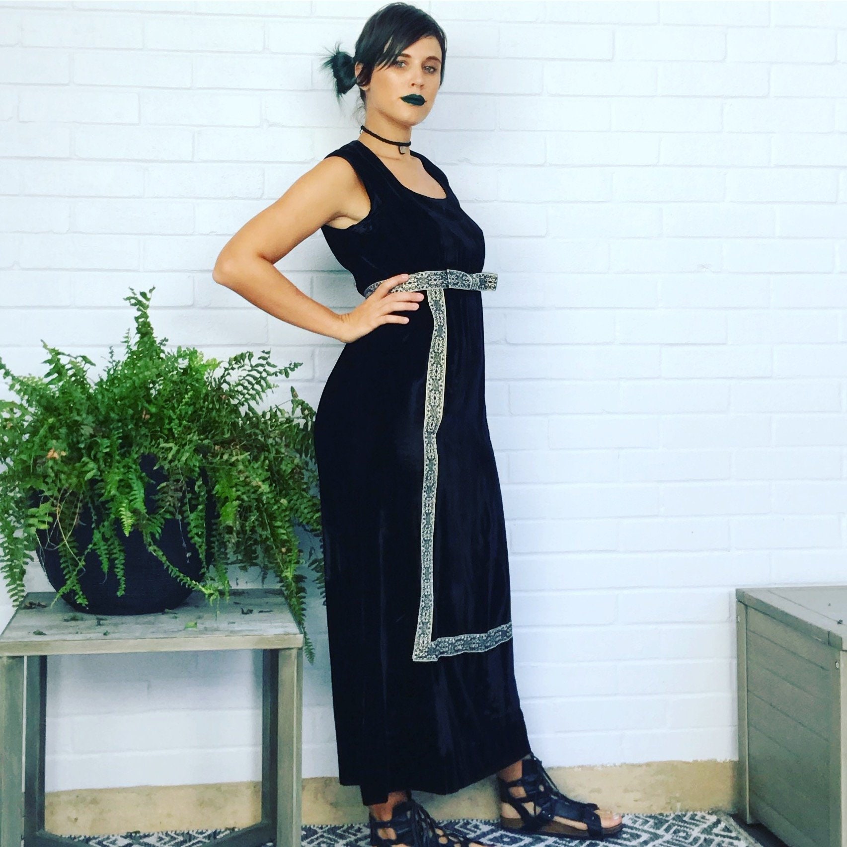 Vintage Schwarzes Samt Maxi Kleid 70Er Jahre Gothic Renaissance Stil von MollyThrifts