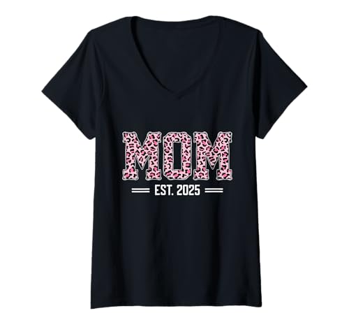 Damen Mom Est 2025 Expect Baby New First Mommy Mama Mother's Day T-Shirt mit V-Ausschnitt Damen Mom Est 2025 Expect Baby New First Mommy Mama Mother's Day T-Shirt mit V-Ausschnitt von Mom Est 2025 New Mom 2025 Mama Mommy Mother's Day