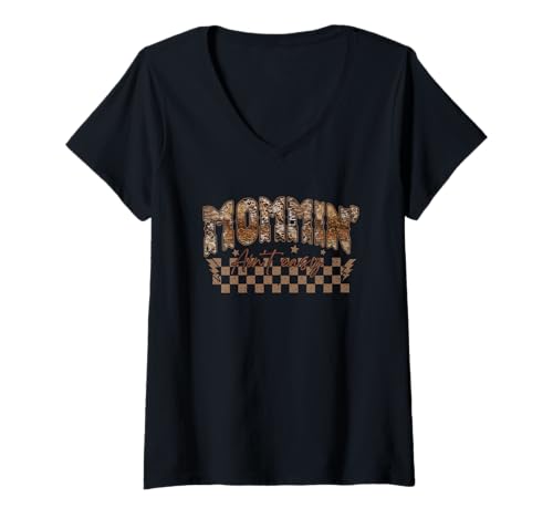 Damen Mommin' Ain't Easy Rustikaler Schachbrett-Stil T-Shirt mit V-Ausschnitt Damen Mommin' Ain't Easy Rustikaler Schachbrett-Stil T-Shirt mit V-Ausschnitt von Mom Life Humor Expressing Parenthood Challenges