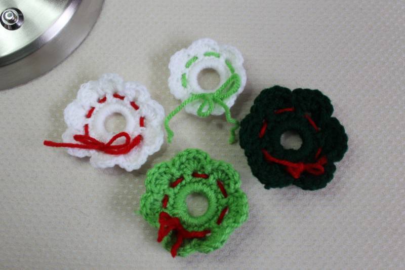 Gehäkelte Kranznadeln Gehäkelte Kranznadeln von MomAndKidsCrafts