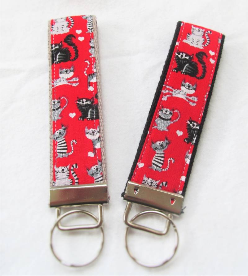Keyfob Schlüsselanhänger Armband - Katzen Schwarze Und Weiße Auf Rot Stoff Keyfob Schlüsselanhänger Armband - Katzen Schwarze Und Weiße Auf Rot Stoff von MomNMiaDesigns