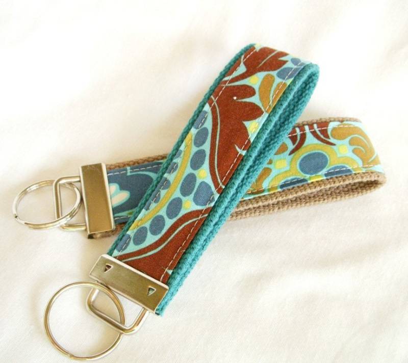 Keyfob Schlüsselanhänger Armband Von Amy Butler Kashmir in Braun von MomNMiaDesigns