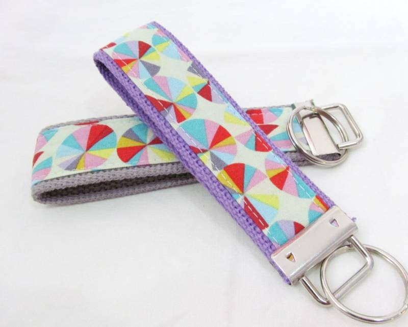 Keyfob Schlüsselanhänger in Feldstudie Sonnenuhren Happy - Mit Ihrer Wahl Von Gurtband von MomNMiaDesigns