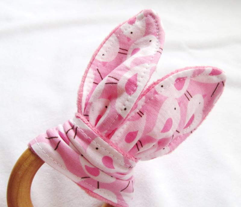 Natürlicher Beißring Aus Holz Mit Crinkle - Süße Vögel Auf Rosa Neues Baby Geschenk Natürliches Zahnen Natürlicher Beißring Aus Holz Mit Crinkle - Süße Vögel Auf Rosa Neues Baby Geschenk Natürliches Zahnen von MomNMiaDesigns