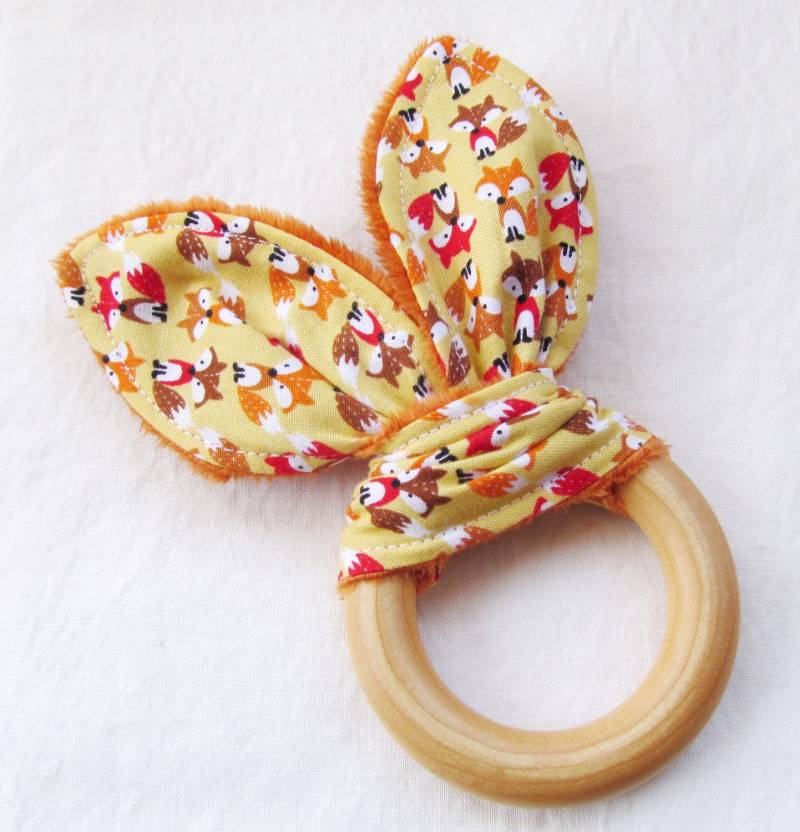 Natürlicher Beißring Aus Holz Mit Knistereffekt - Mini Füchse Auf Gelb Neutrales Baby Geschenk Natürliche Zahnungs Lösungen Natürlicher Beißring Aus Holz Mit Knistereffekt - Mini Füchse Auf Gelb Neutrales Baby Geschenk Natürliche Zahnungs Lösungen von MomNMiaDesigns