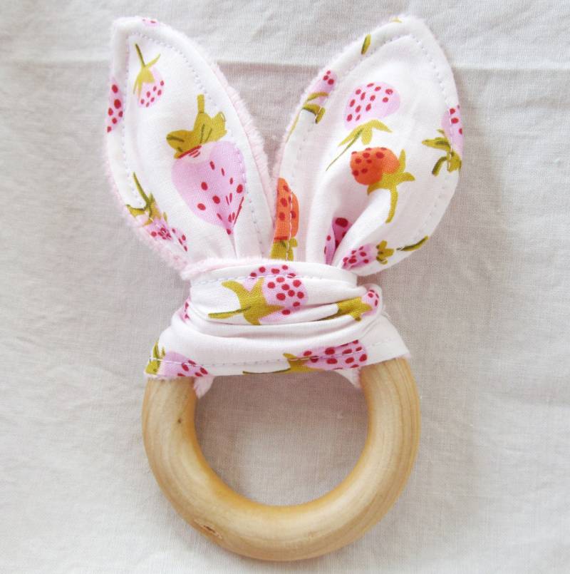 Natürlicher Beißring Aus Holz Mit Knistern - Erdbeeren Neues Baby Geschenk Natürliches Zahnen Heather Ross Briar Rose Natürlicher Beißring Aus Holz Mit Knistern - Erdbeeren Neues Baby Geschenk Natürliches Zahnen Heather Ross Briar Rose von MomNMiaDesigns