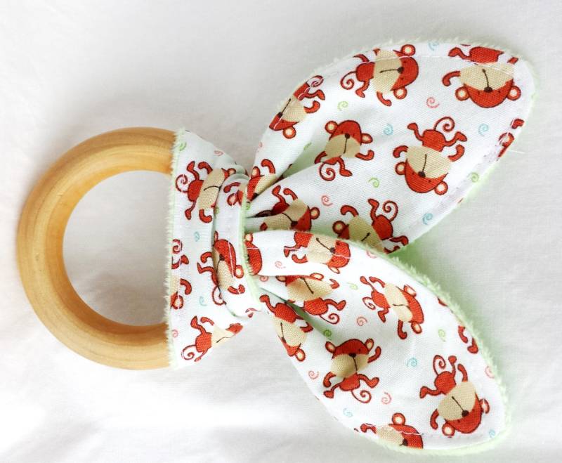 Natürlicher Beißring Aus Holz Mit Knittereffekt - Mini Affe Minky Dot Neues Baby Geschenk Natürliches Zahnen Natürlicher Beißring Aus Holz Mit Knittereffekt - Mini Affe Minky Dot Neues Baby Geschenk Natürliches Zahnen von MomNMiaDesigns