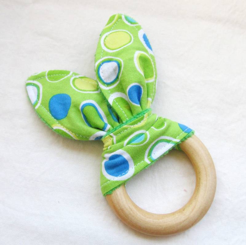 Natürlicher Beißring Aus Holz Mit Knitterfalten - Limette Und Blaue Punkte Minky-Rückseite Neues Baby Geschenk Natürliches Zahnen Natürlicher Beißring Aus Holz Mit Knitterfalten - Limette Und Blaue Punkte Minky-Rückseite Neues Baby Geschenk Natürliches Zahnen von MomNMiaDesigns