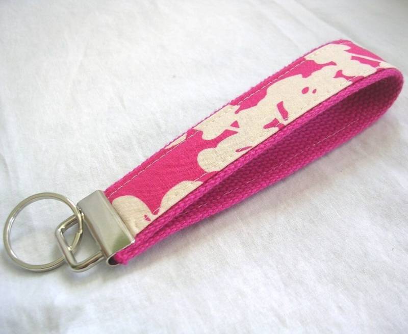 Schlüsselanhänger Amy Butler Koriander in Pink - Begrenzte Verfügbarkeit Schlüsselanhänger Amy Butler Koriander in Pink - Begrenzte Verfügbarkeit von MomNMiaDesigns