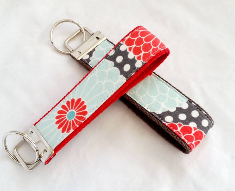 Schlüsselanhänger Gerbera in Aqua, Rot Und Grau - Wählen Sie Die Farbe Des Gurtbands Schlüsselanhänger Gerbera in Aqua, Rot Und Grau - Wählen Sie Die Farbe Des Gurtbands von MomNMiaDesigns