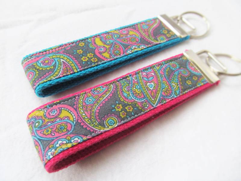 Schlüsselanhänger - Paisley in Grau, Rosa, Aqua Und Gelb Stoff Schlüsselanhänger - Paisley in Grau, Rosa, Aqua Und Gelb Stoff von MomNMiaDesigns