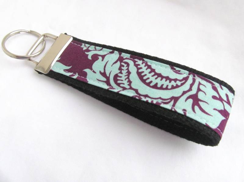 Schlüsselanhänger Voliere Ii Damast in Plum - Stoff von MomNMiaDesigns