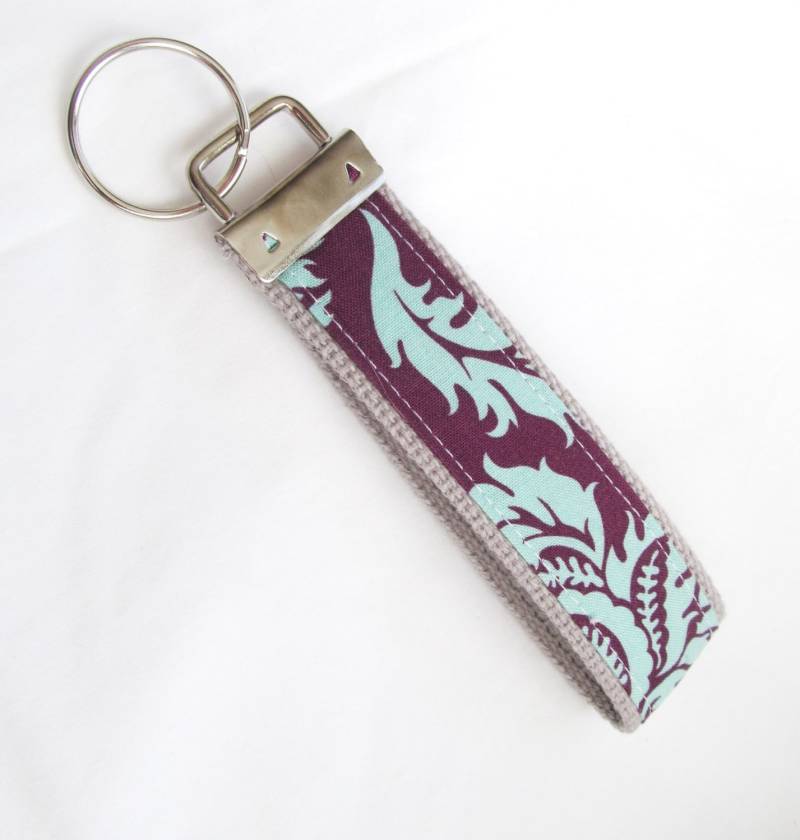 Schlüsselanhänger Voliere Ii Damast in Plum - Stoff Schlüsselanhänger Voliere Ii Damast in Plum - Stoff von MomNMiaDesigns