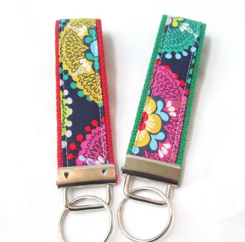 Schlüsselanhänger in Bold Floral Auf Navy - Modern Color Pop An Ihrer Wahl Des Gurtbandes Schlüsselanhänger in Bold Floral Auf Navy - Modern Color Pop An Ihrer Wahl Des Gurtbandes von MomNMiaDesigns