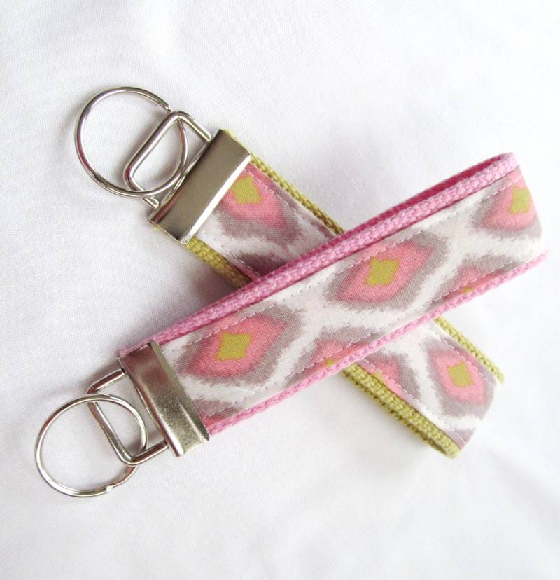 Schlüsselanhänger in Ikat Pastel Diamonds Pink Oder Celadon Webbing Schlüsselanhänger in Ikat Pastel Diamonds Pink Oder Celadon Webbing von MomNMiaDesigns