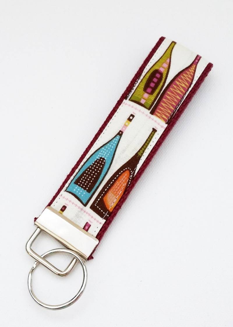 Schlüsselanhänger in Perfekter Vintage Weinflaschen - Aus Stoff Mit Weinrotem Gurtband von MomNMiaDesigns