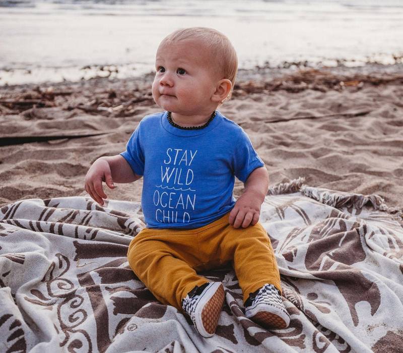 Bleiben Wild Ocean Kind T-Shirt | Baby Kleinkind 6-24 Monate Unisex Baby-Dusche-Geschenk von MomOfAGrom