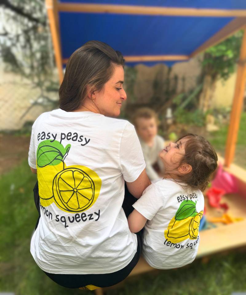 Mommy & Me Outfits "Easy Peasy Lemon Sqeezy" Shirt Mit Rückenprint Mommy & Me Outfits "Easy Peasy Lemon Sqeezy" Shirt Mit Rückenprint von MomOfTheMonthShop