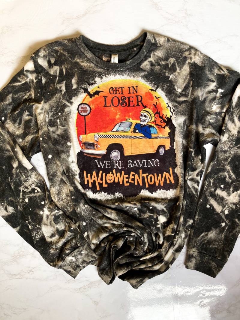 Get in Loser We're Saving Halloweentown Langarm Gebleichtes T-Shirt von MomVibesBoutique