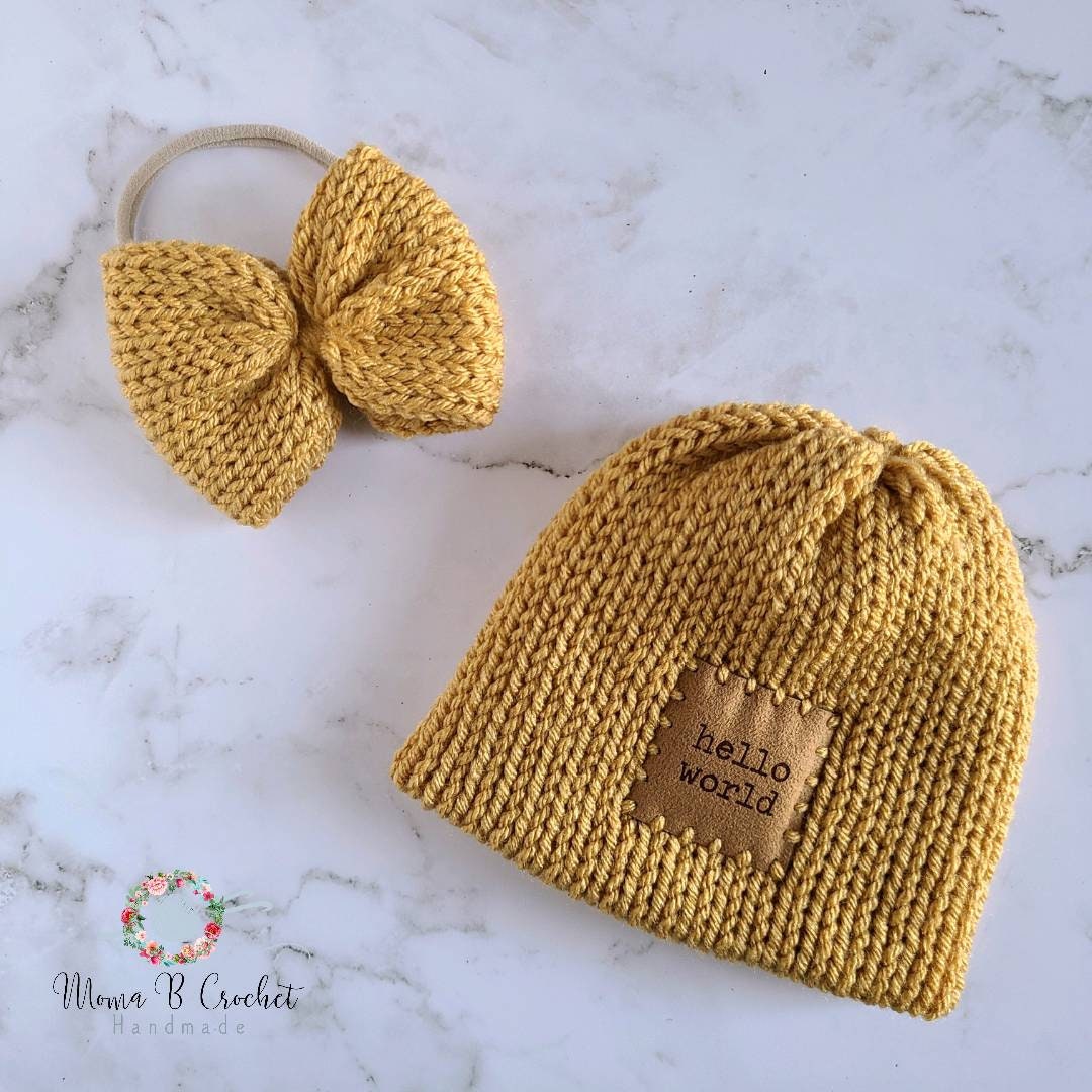 Strick-Zwilling-Set, Zwillingsbaby-Geschenk, Strickbeanie, Baby-Mädchen-Stirnband, Neugeborenen-Zwilling-Beanie-Mütze, Hello World Beanie von MomaBCrochet