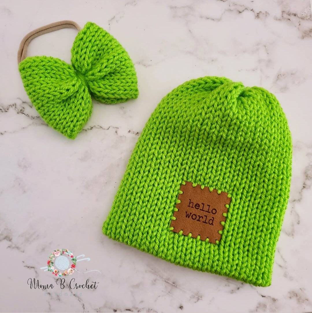 Strick-Zwilling-Set, Zwillingsbaby-Geschenk, Strickbeanie, Baby-Mädchen-Stirnband, Neugeborenen-Zwilling-Beanie-Mütze, Hello World Beanie von MomaBCrochet