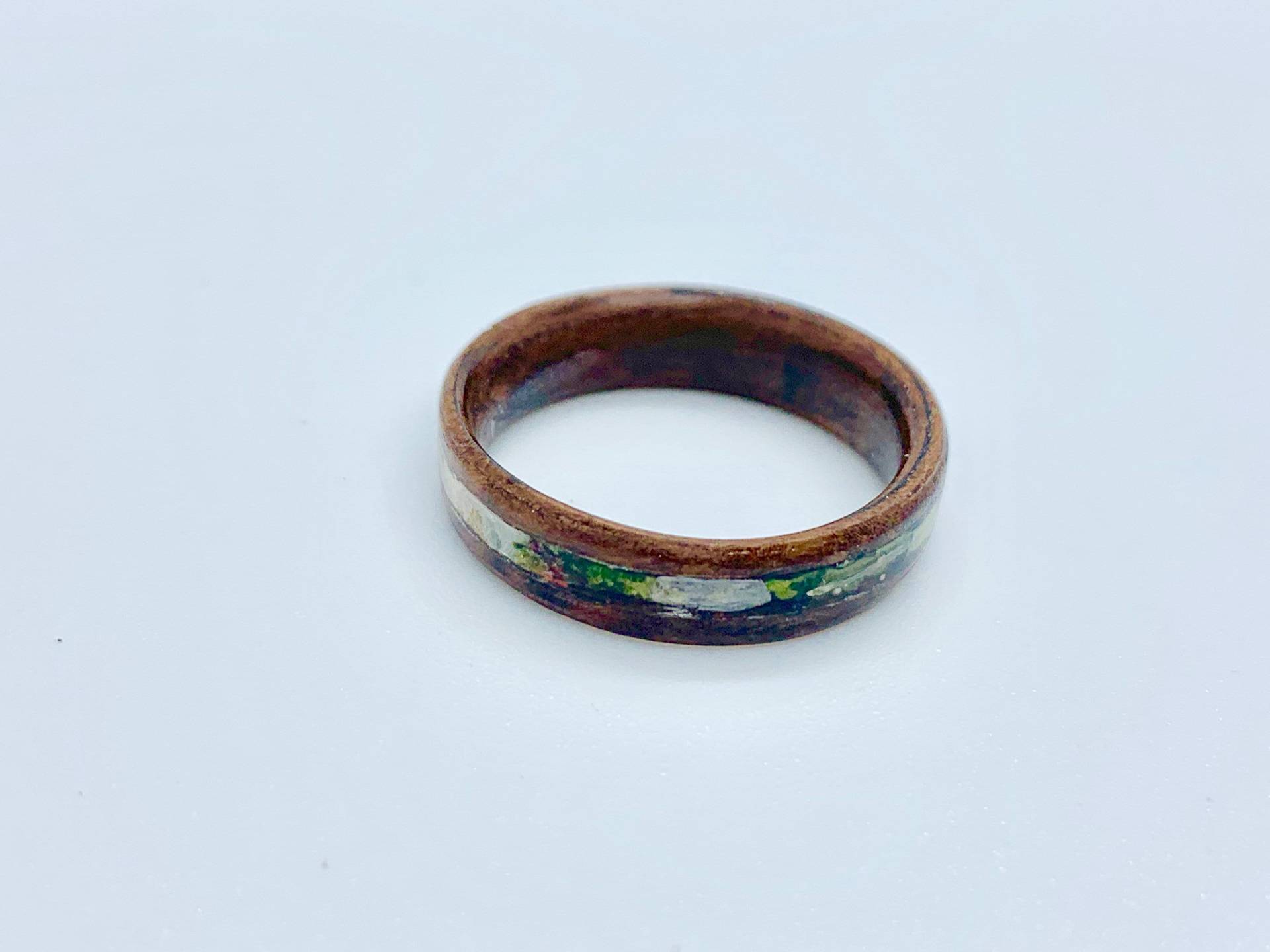 Nussbaum Ring Mit Individuellem Floralen Inlay von MomentRings