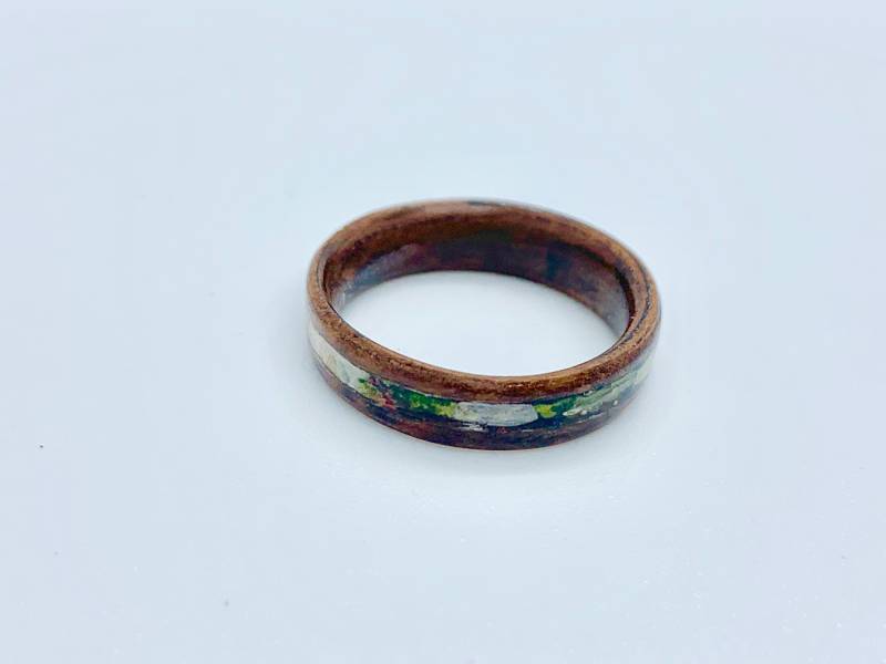 Nussbaum Ring Mit Individuellem Floralen Inlay Nussbaum Ring Mit Individuellem Floralen Inlay von MomentRings