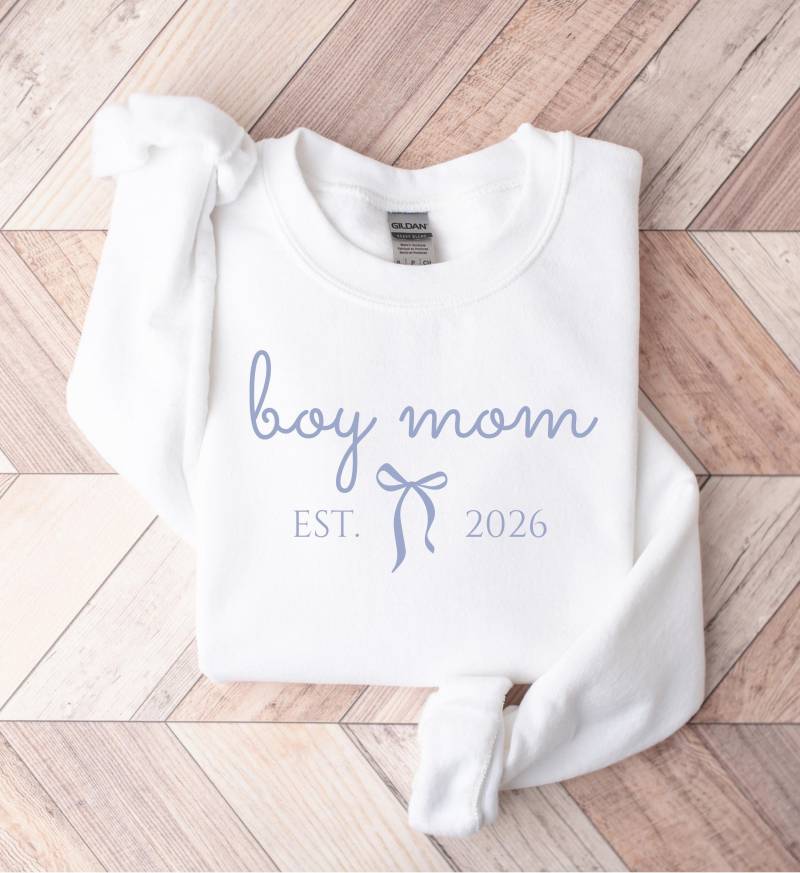 Personalisierte Boy Mom Sweatshirt Mit Coquette Bow, Custom Est. Jahr, Neue Mutter Geschenk, Schwangerschaftansage, Zu Sein Pullover, Niedliche Shirt von Momentevoll
