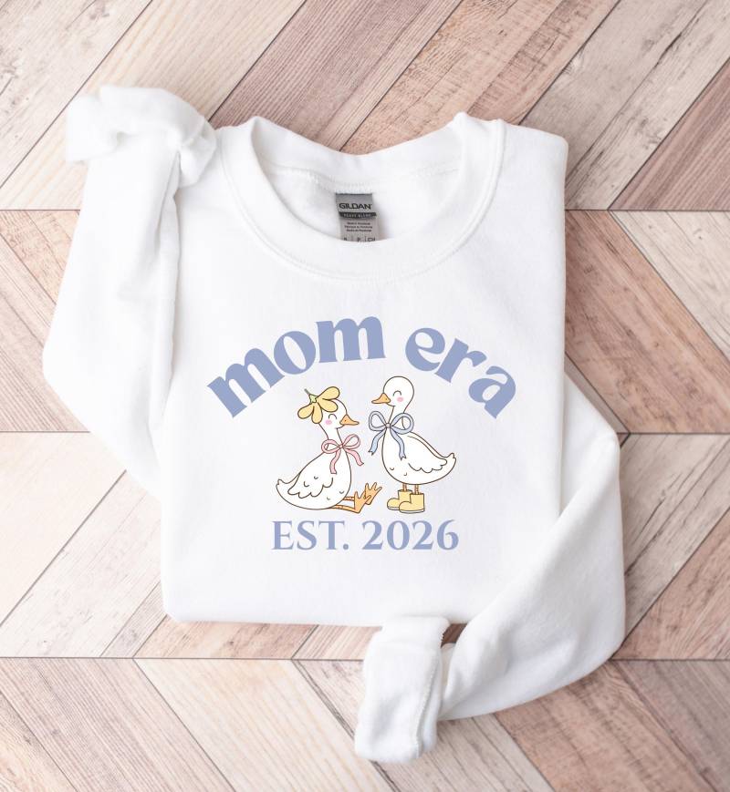 Personalisierte Mom Era Sweatshirt Mit Lustiger Gans Und Kokette Schleife, Custom Est. Jahr, Weihnachtsgeschenk Für Mama, Süßer Mama Pullover von Momentevoll