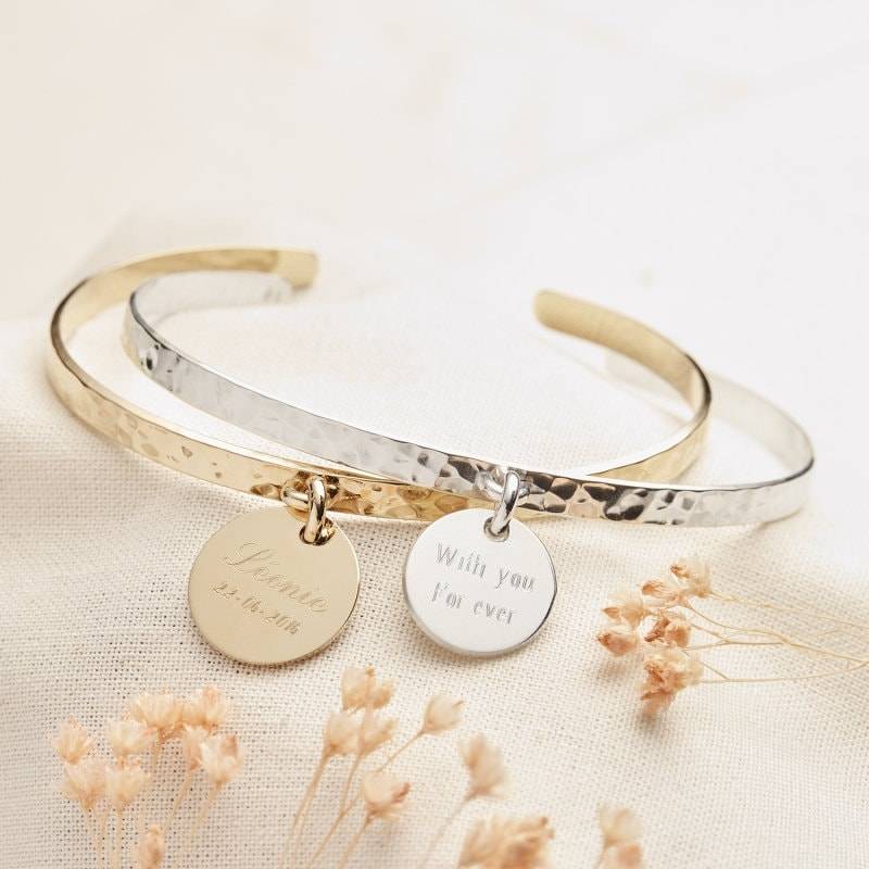 Gehämmerter Armreif Mit Gravierter Medaille, Silber, Geburtstagsgeschenk, Brautjungfer von MomentsPrecieuxFR
