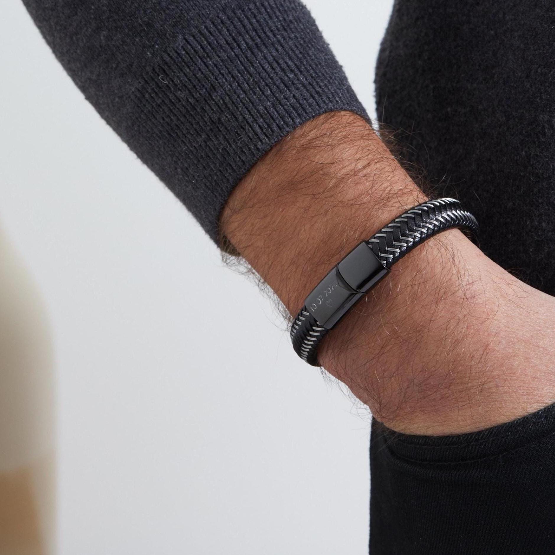 Personalisiertes Schwarzes Lederarmband Für Herren, Schwarzer Verschluss Gravur, Vatertagsgeschenk, Ehemann, Bruder, Patenonkel, Herrenschmuck von MomentsPrecieuxFR
