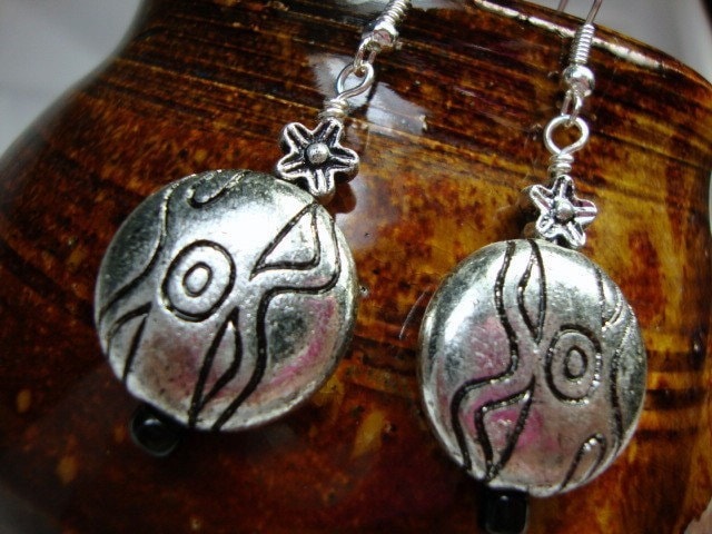 Aztec Silber Ton Ohrringe Leicht Aztec Silber Ton Ohrringe Leicht von MommaGoddess