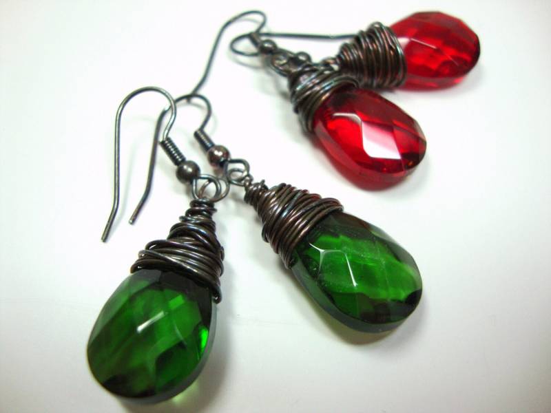 Dunkelrote Oder Grüne Kristall Ohrringe, Tiefrot Grün Swarovski Flat Briolette Wire Wrapped Oxidiertes Sterling Silber von MommaGoddess