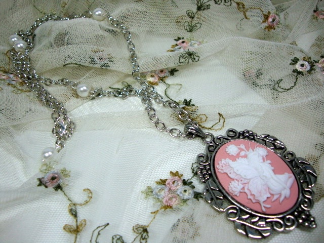 Feminines Elfen Cameo in Pink Und Weiß Mit Perle Kette Feminines Elfen Cameo in Pink Und Weiß Mit Perle Kette von MommaGoddess