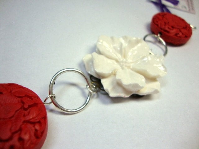 Rote Zinnober Weiße Blumenarmband in Rot Und Weiß Rote Zinnober Weiße Blumenarmband in Rot Und Weiß von MommaGoddess