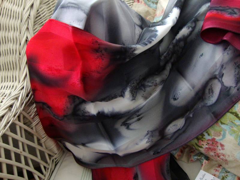 Schal, Seide, Frauen, Rot, Schwarz Und Grau Prim Proper Hand Bemalt Seidenschal Schal, Seide, Frauen, Rot, Schwarz Und Grau Prim Proper Hand Bemalt Seidenschal von MommaGoddess