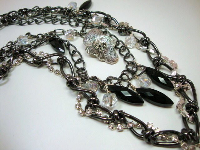 statementkette, Multi-strang Schwarze Verführerin Gunmetal Schwarz Multi-Kette Schwarz Und Klaren Kristallen Blume statementkette, Multi-strang Schwarze Verführerin Gunmetal Schwarz Multi-Kette Schwarz Und Klaren Kristallen Blume von MommaGoddess