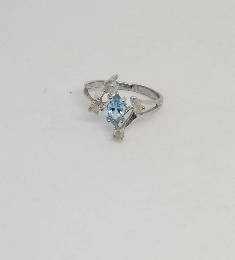 Jahrgang Rhodiniert Hellblauem Glas Stein Ring Silber Ton Größe Us7 Jahrgang Rhodiniert Hellblauem Glas Stein Ring Silber Ton Größe Us7 von MommaKosmos