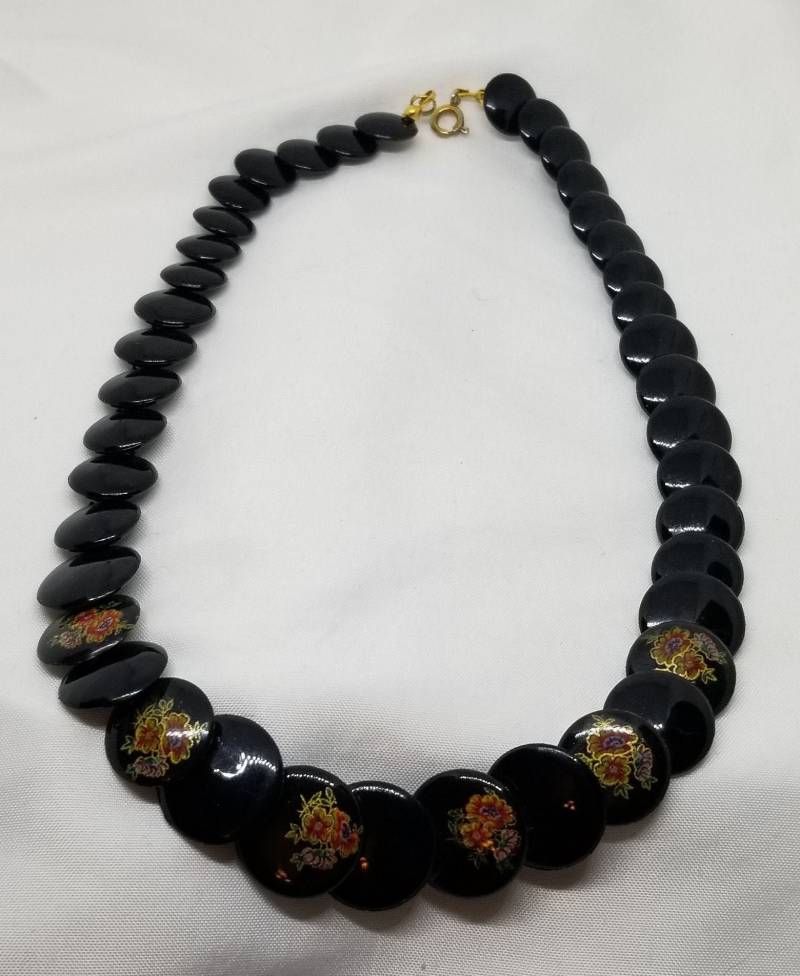 Schwarze Halskette Aus Kunststoff Scheibenperlen Mit Blumenmuster von MommaKosmos