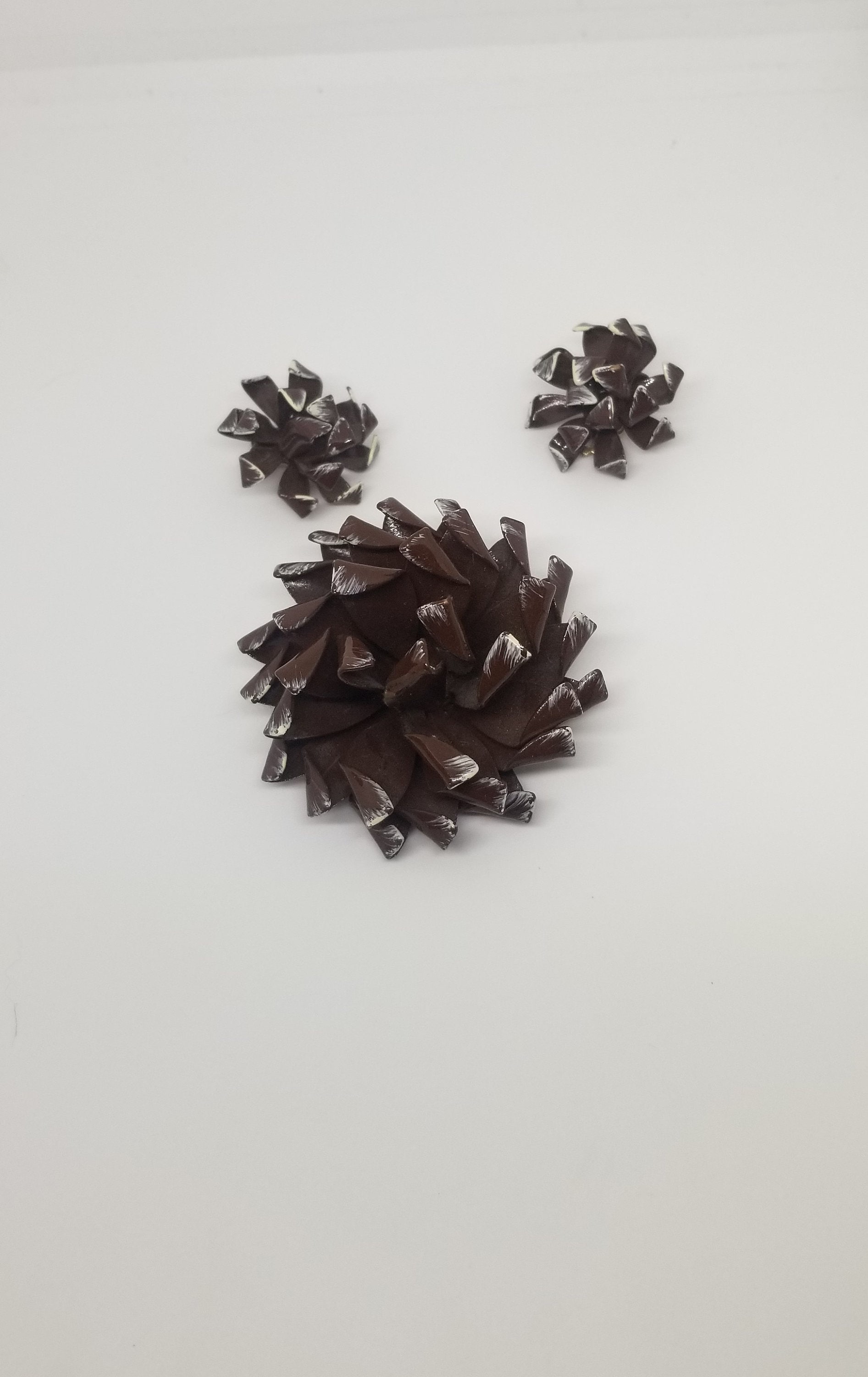 Vintage Emaille Große Schnee Bedeckt Kiefer Kegel Brosche Und Clip Auf Ohrring Set von MommaKosmos