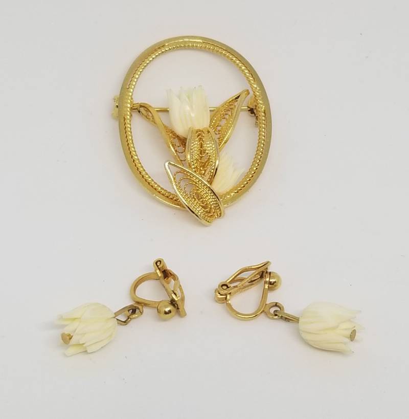 Vintage Geschnitzte Tulpen Brosche Und Ohrclip Ohrring Set Vintage Geschnitzte Tulpen Brosche Und Ohrclip Ohrring Set von MommaKosmos