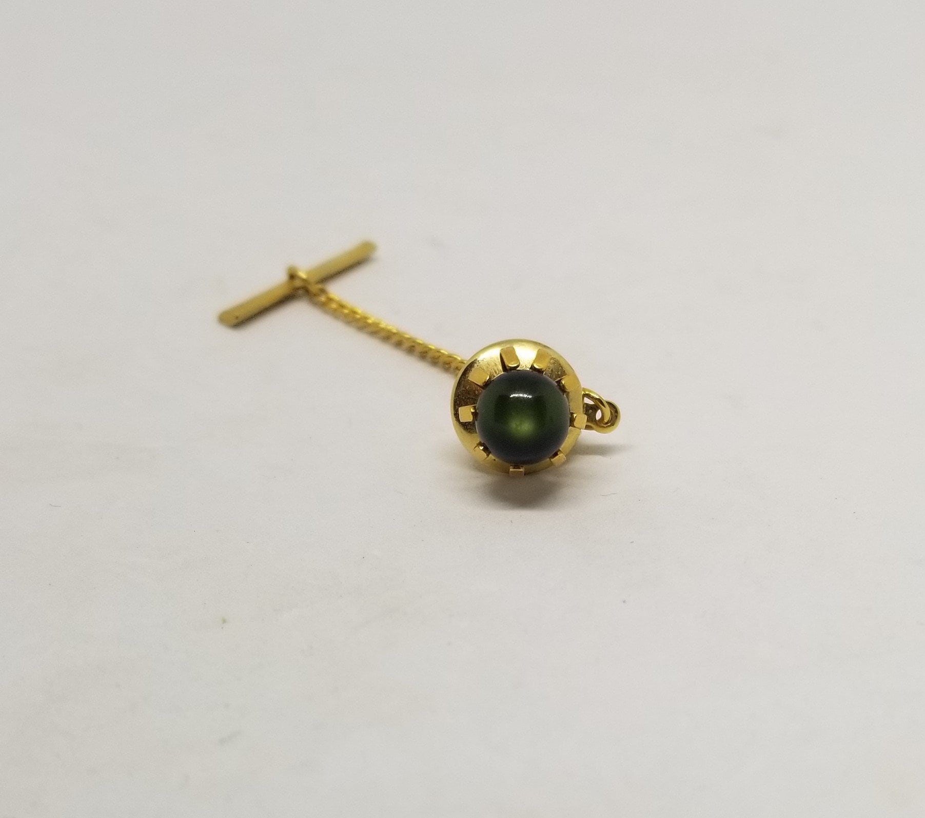 Vintage-Gold Ton Dunkel Grünen Mond Leuchten Tie Tack Mit Schiene Und Kette Vintage-Gold Ton Dunkel Grünen Mond Leuchten Tie Tack Mit Schiene Und Kette von MommaKosmos