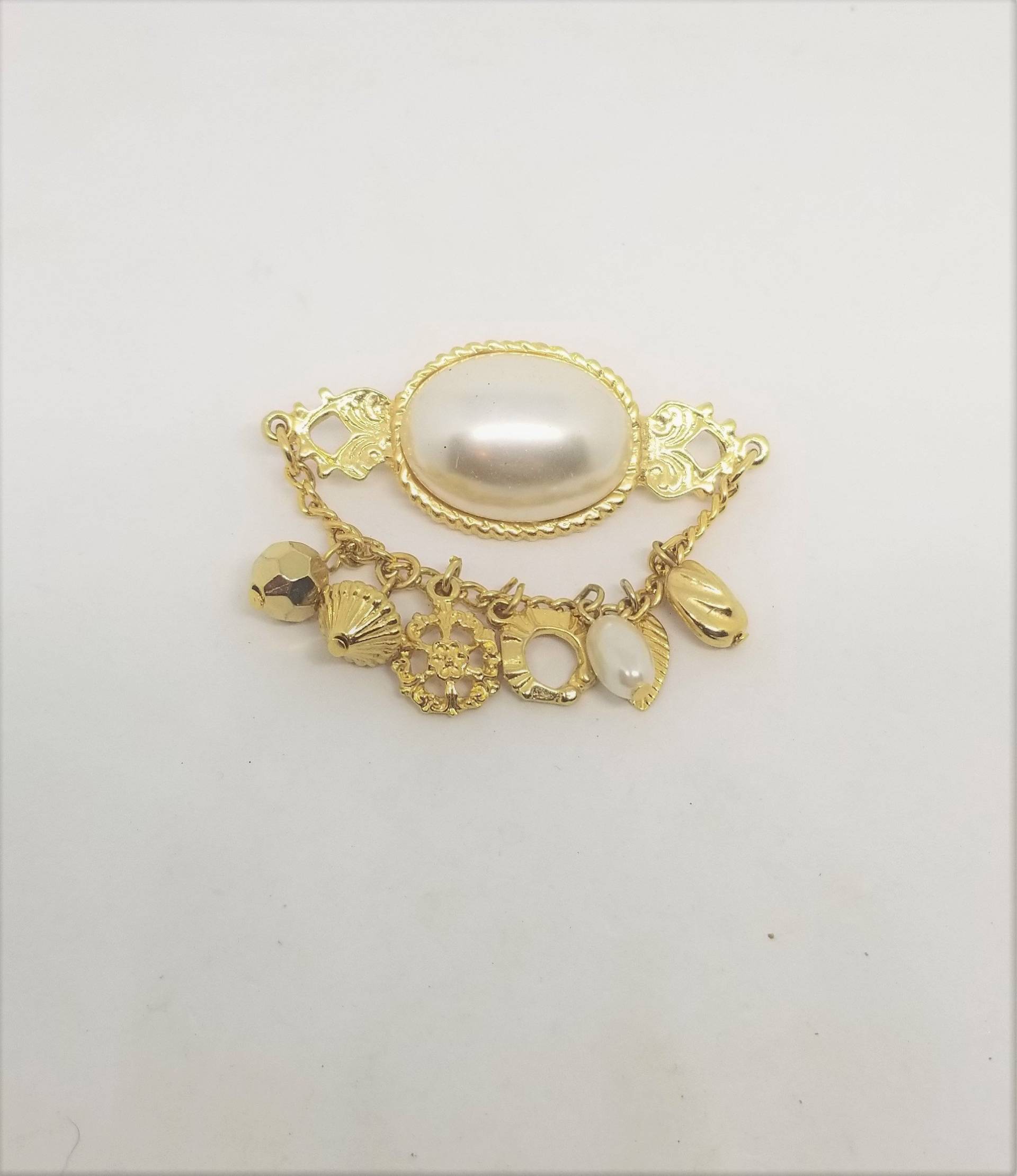 Vintage Gold Ton Faux Perlkellenkette Charme Brosche Vintage Gold Ton Faux Perlkellenkette Charme Brosche von MommaKosmos