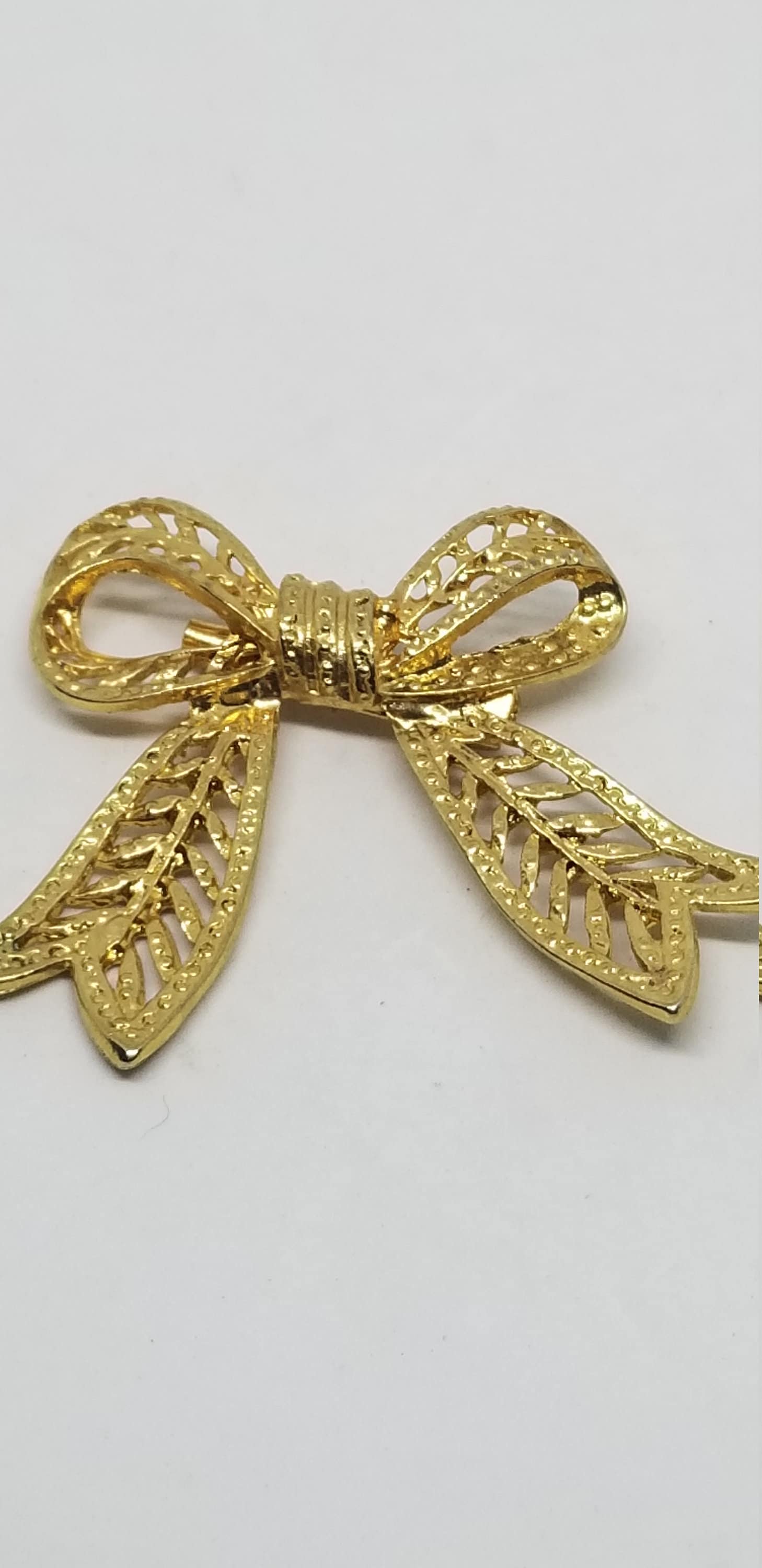 Vintage Gold Ton Offene Schnitt Filigrane Bogen-Brosche von MommaKosmos