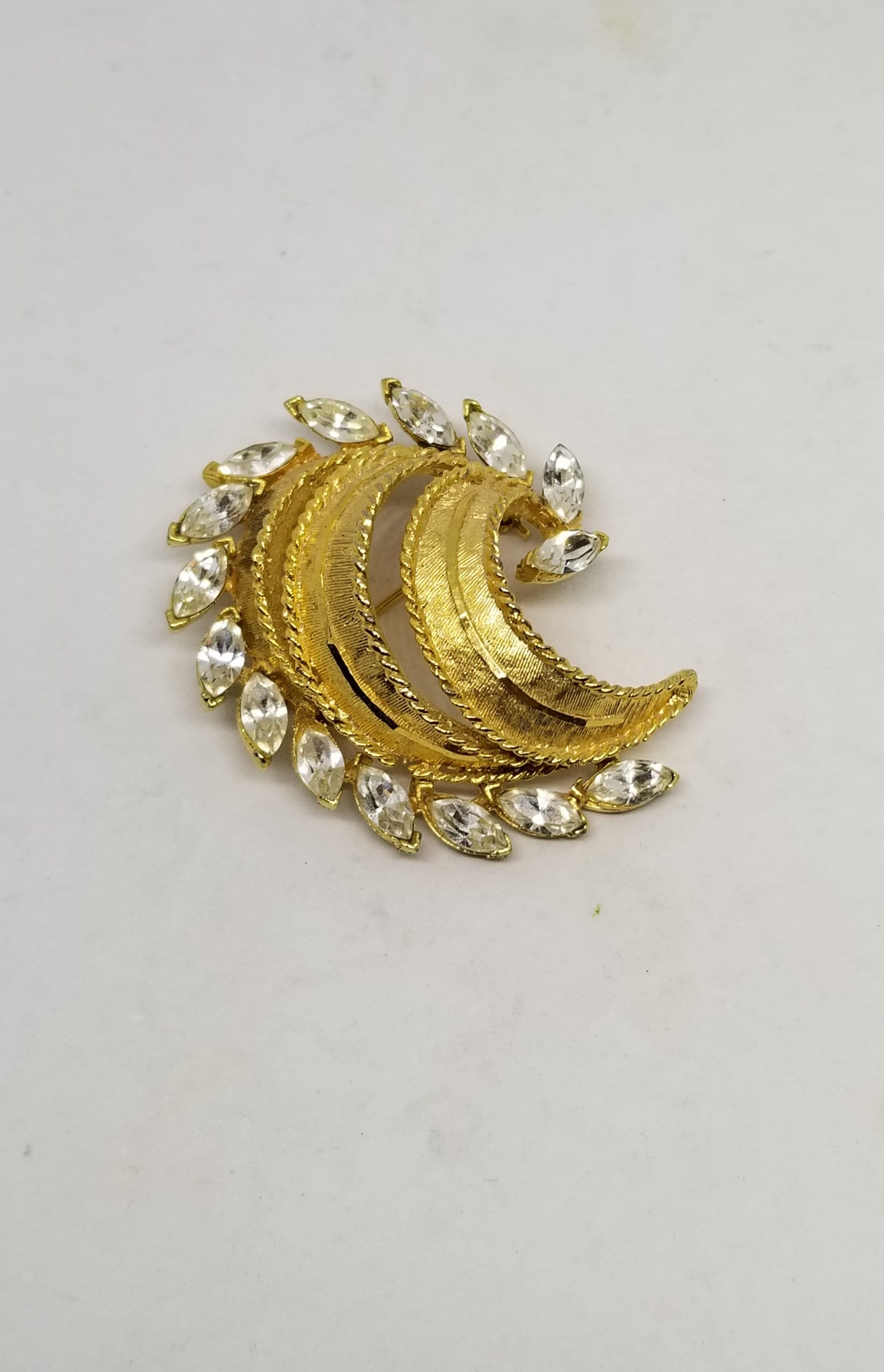 Vintage Gold-Ton Und Klare Strass Wirbeln Brosche Vintage Gold-Ton Und Klare Strass Wirbeln Brosche von MommaKosmos