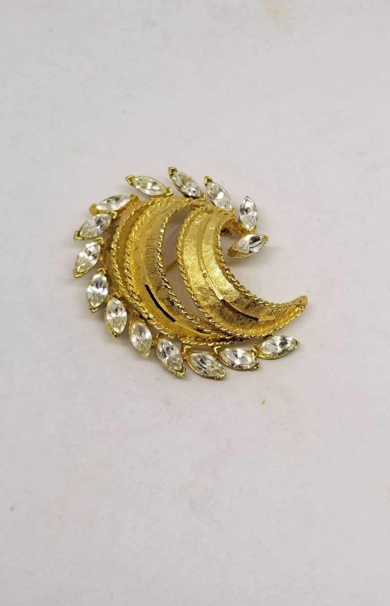 Vintage Gold-Ton Und Klare Strass Wirbeln Brosche Vintage Gold-Ton Und Klare Strass Wirbeln Brosche von MommaKosmos