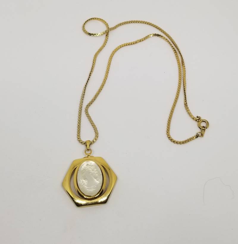 Vintage-Gold-Ton Weiß-Kunststoff-Kamee Und Kette von MommaKosmos
