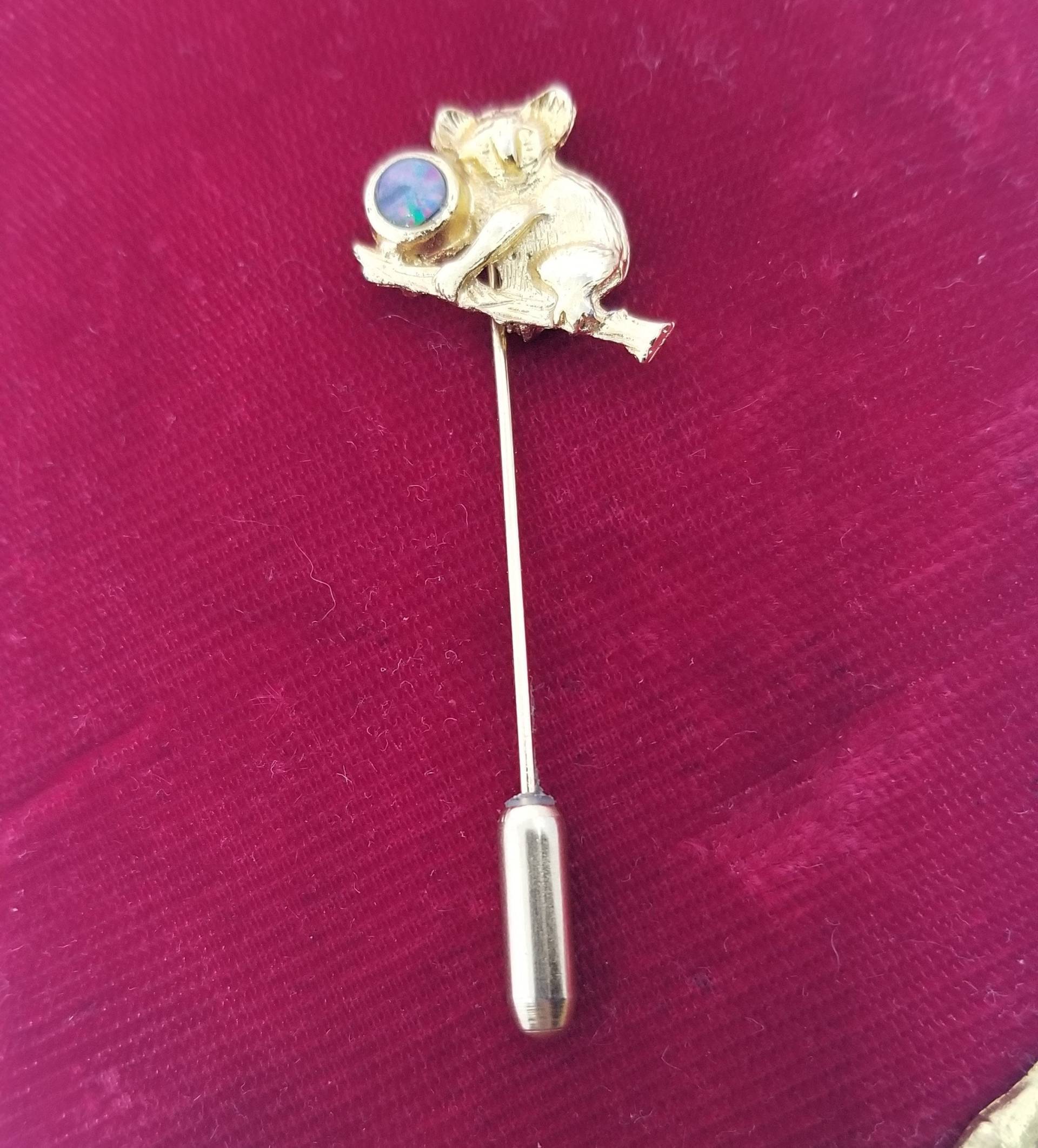Vintage Goldfarbene Kleine Koala Und Lila Faux Opal Stick Pin Vintage Goldfarbene Kleine Koala Und Lila Faux Opal Stick Pin von MommaKosmos