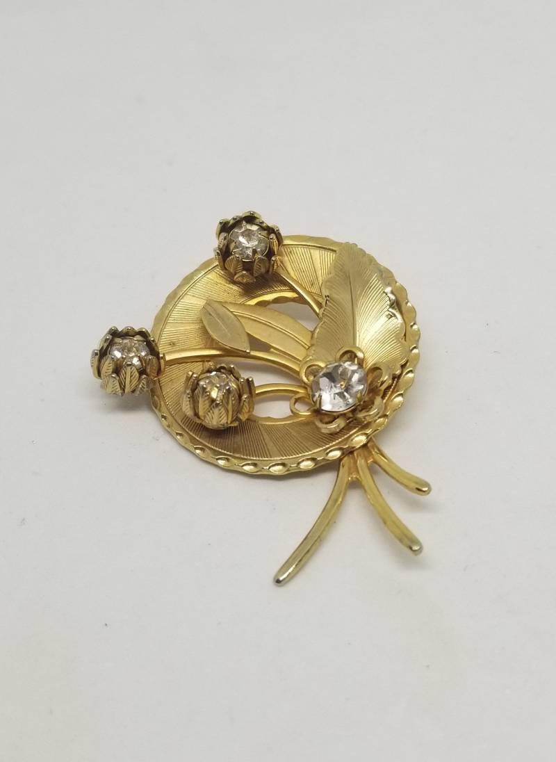 Vintage Goldton-strassstein-Blumenkranz Brosche Vintage Goldton-strassstein-Blumenkranz Brosche von MommaKosmos